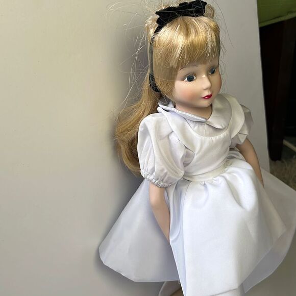 VINTAGE 1988 DISNEY COLLECTION GROLIER ALICE IN WONDERLAND PORCELAIN DOLL Number - Picture 3 of 12